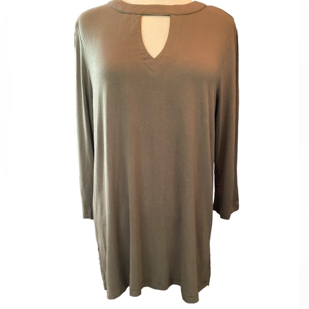 Jodifl blouse long sleeve round neckline w/keyhole front & back Size Medium